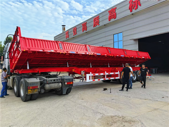 側(cè)翻自卸半掛車